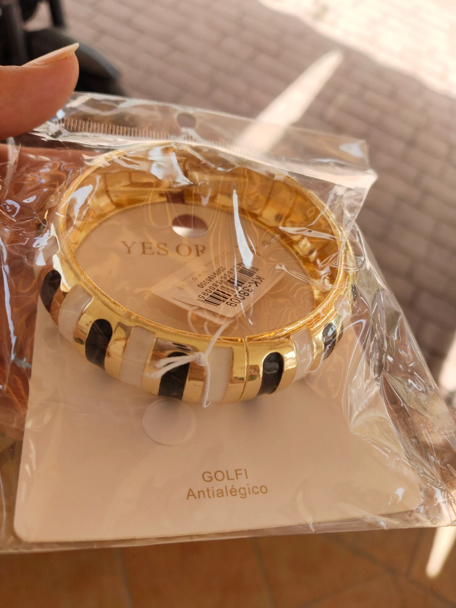 Pulsera dorada esmaltada en negro y blanco  – photo 7